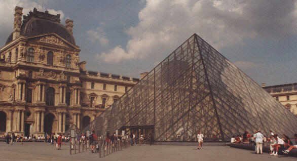 La Pyramide du Louvre Photograph